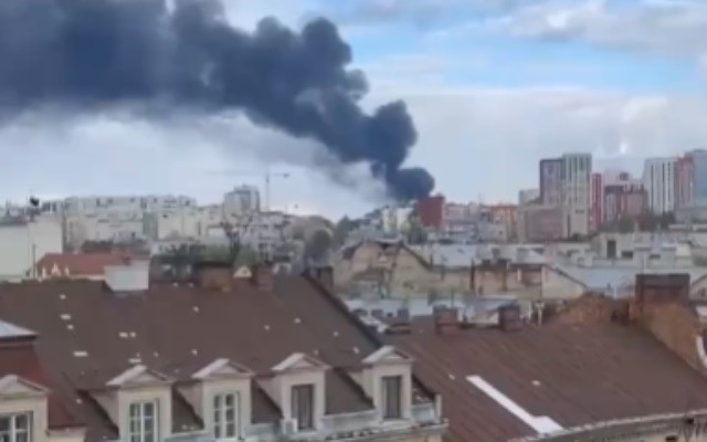 Μαύρος καπνός σηκώνεται πάνω από σπίτια μετά από ρωσική πυραυλική επίθεση στο Λβιβ