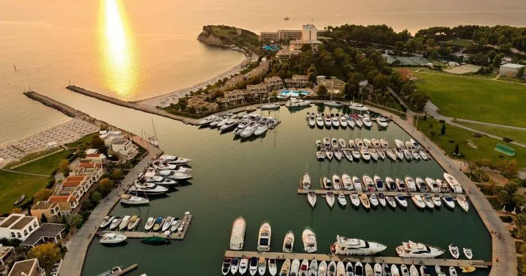 Η Sani Marina, η μαρίνα πολυτελών σκαφών αναψυχής του συγκροτήματος Sani Resort