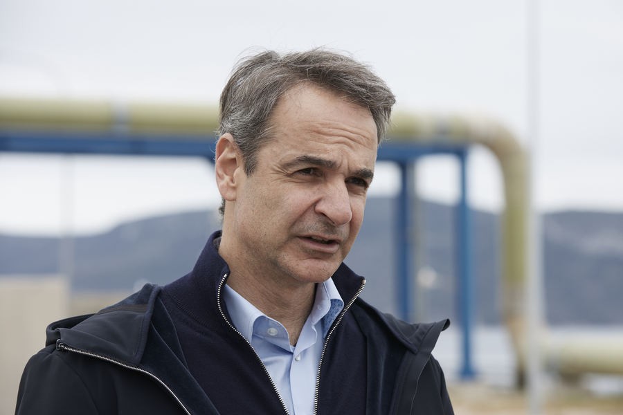 Ο πρωθυπουργός Κυριάκος Μητσοτάκης επισκέπτεται τις εγκαταστάσεις του τερματικού σταθμού Υγροποιημένου Φυσικού Αερίου στο νησί της Ρεβυθούσας