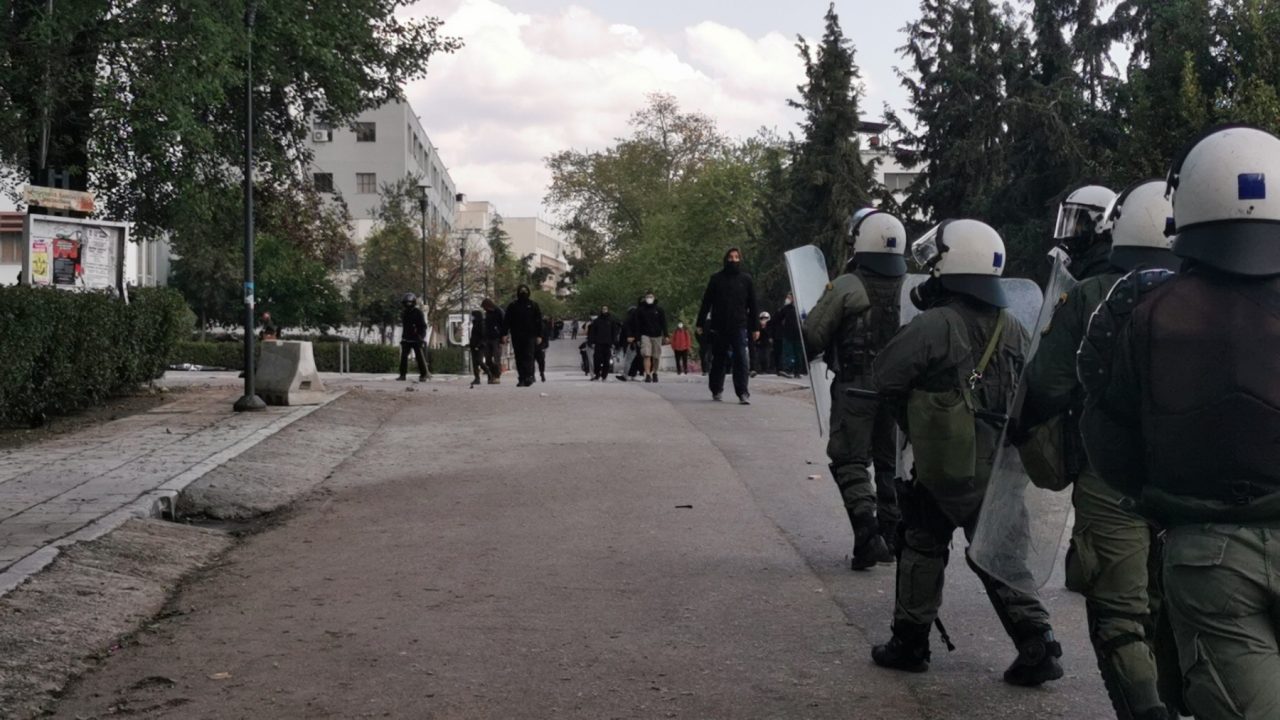 Αστυνομικοί των ΜΑΤ έξω από το ΑΠΘ, απέναντι από ομάδα αντιεξουσιαστών
