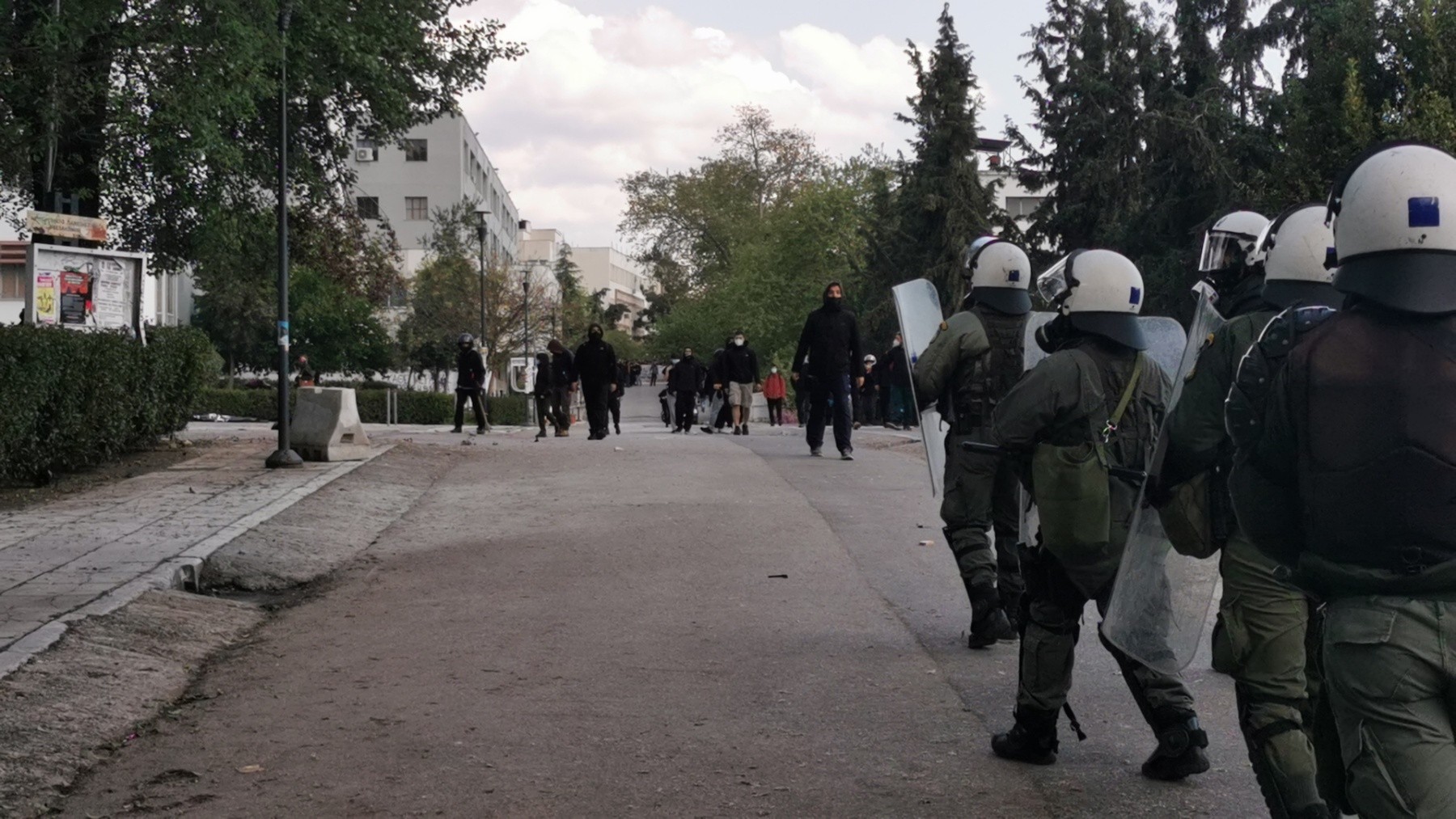 Θεσσαλονίκη: Προσαγωγές μετά από επεισόδια μεταξύ αντιεξουσιαστών και ΜΑΤ στο ΑΠΘ