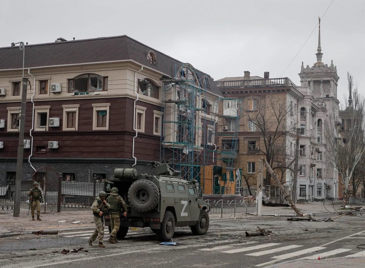 Ρώσοι στρατιώτες με οχήματα με το γράμμα Ζ στους δρόμους της κατεστραμμένης μαριούπολης