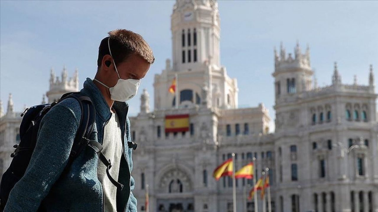 Άνδρας περπατάει με μάσκα στην Ισπανία