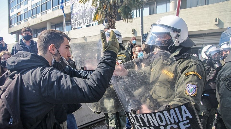 Επεισόδια μεταξύ φοιτητών του ΠΑΘ και των ΜΑΤ