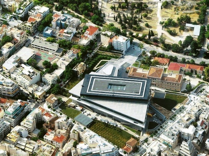 Αεροφωτογραφία της περιοχής Μακρυγιάννη με το Μουσείο Ακρόπολης και τα δύο κτίρια στις αντίστοιχες κάτω γωνίες του οικοπέδου