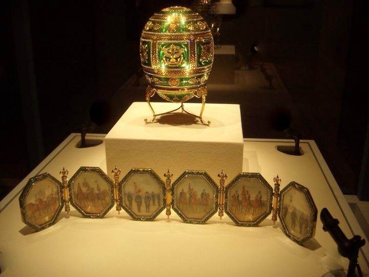 Το Αυτοκρατορικό Ναπολεόντειο Αυγό με την έκπληξη από το εσωτερικό του