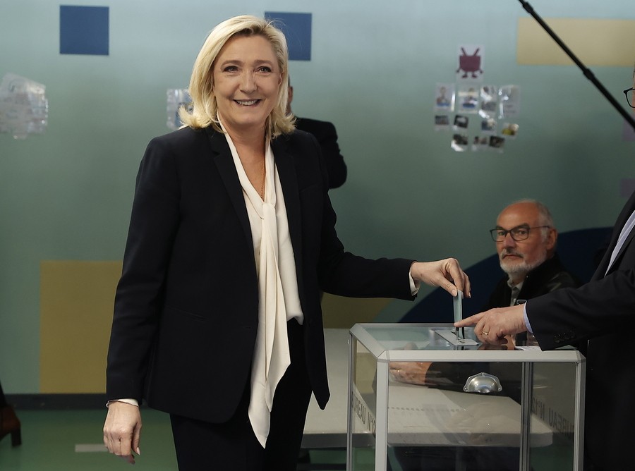 Η Μαριν Λεπέν ψηφίζει στην κάλπη στον δεύτερο γύρο των προεδρικών εκλογών στις 24 Απριλίου 2022