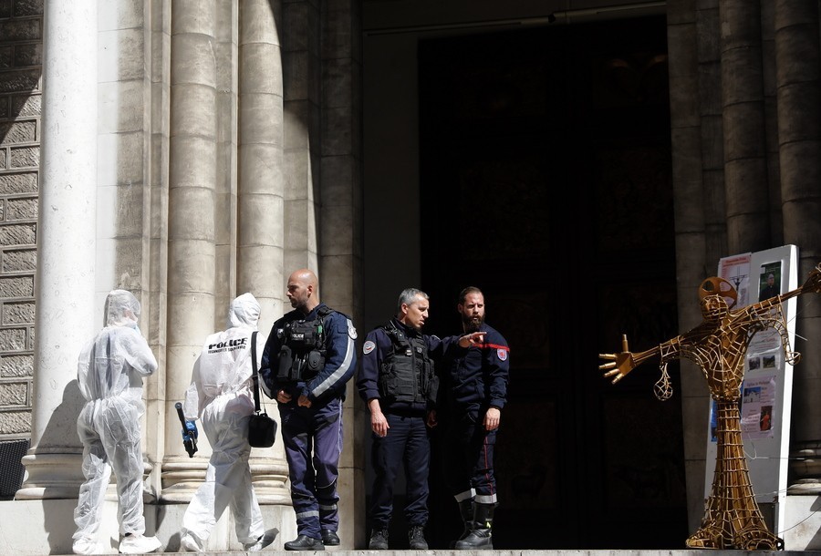 Αστυνομικοί μπροστά από την είσοδο εκκλησίας στη Νίκαια της Γαλλίας στην οποία σημειώθηκε επίθεση με μαχαίρι κατά ιερέα