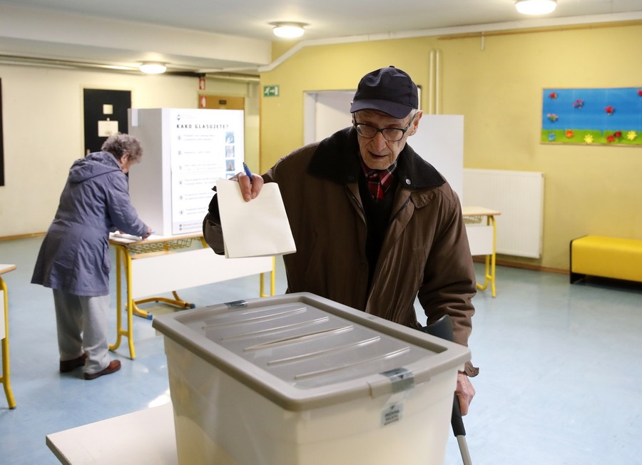 Άνδρας ψηφίζει στην κάλπη στις εκλογές στη Σλοβενία στις 24 Απριλίου 2022