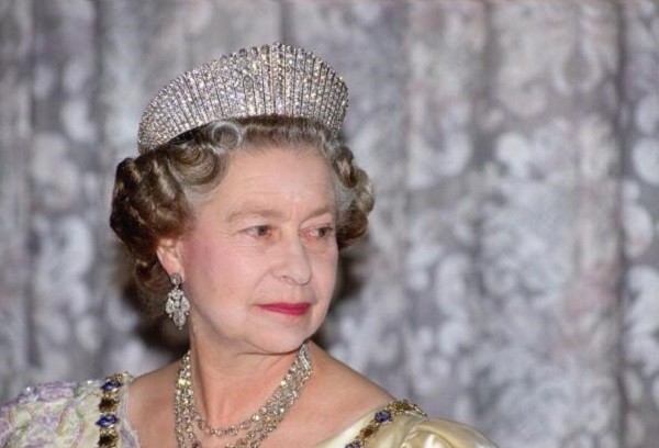 Η βασίλισσα Ελισάβετ με την διαμαντένια τιάρα σε στυλ «κοκόσνικ»
