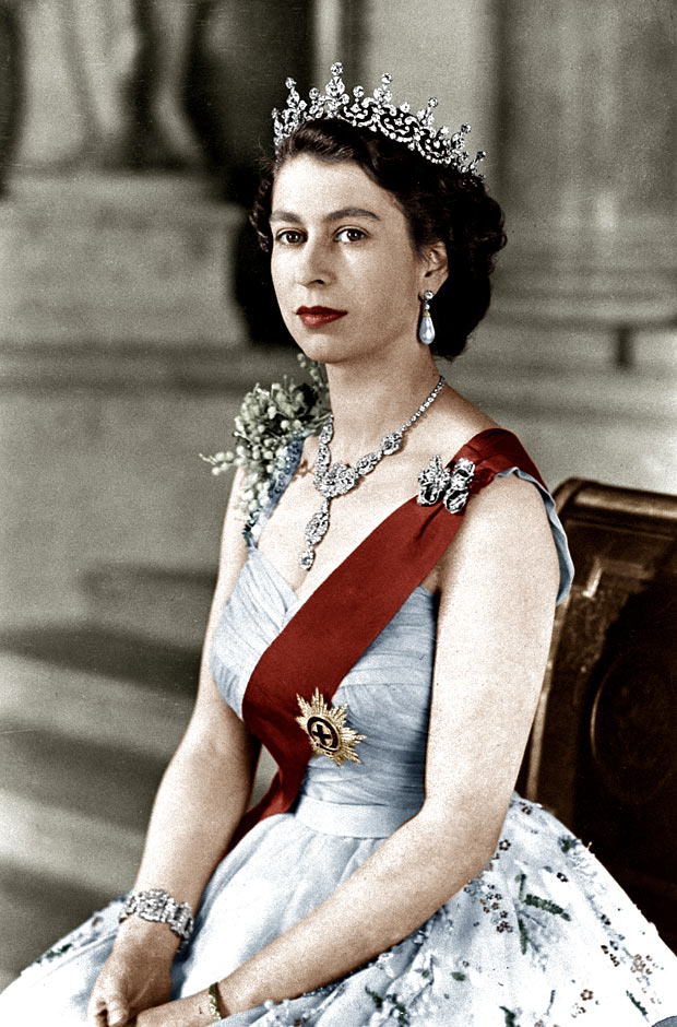 Η βασίλισσα Ελισάβετ Β΄σε νεαρή ηλικία με την αγαπημένη της διαμαντένια τιάρα