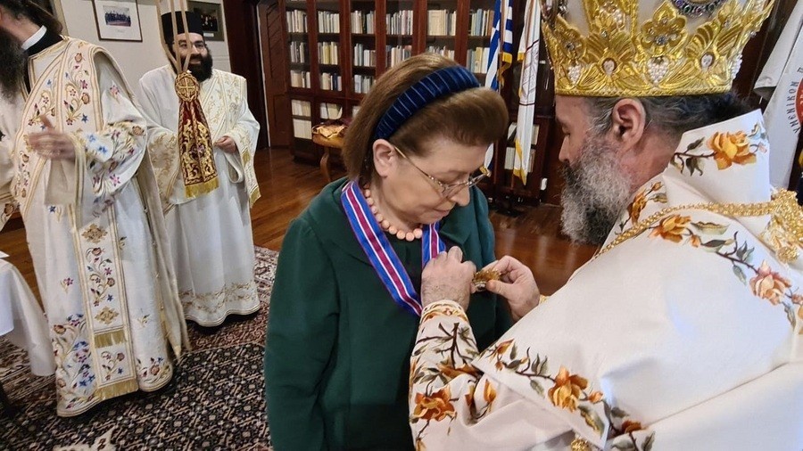 Η Υπουργός Πολιτισμού και Αθλητισμού Λίνα Μενδώνη κατά την παρασημοφόρησή της.