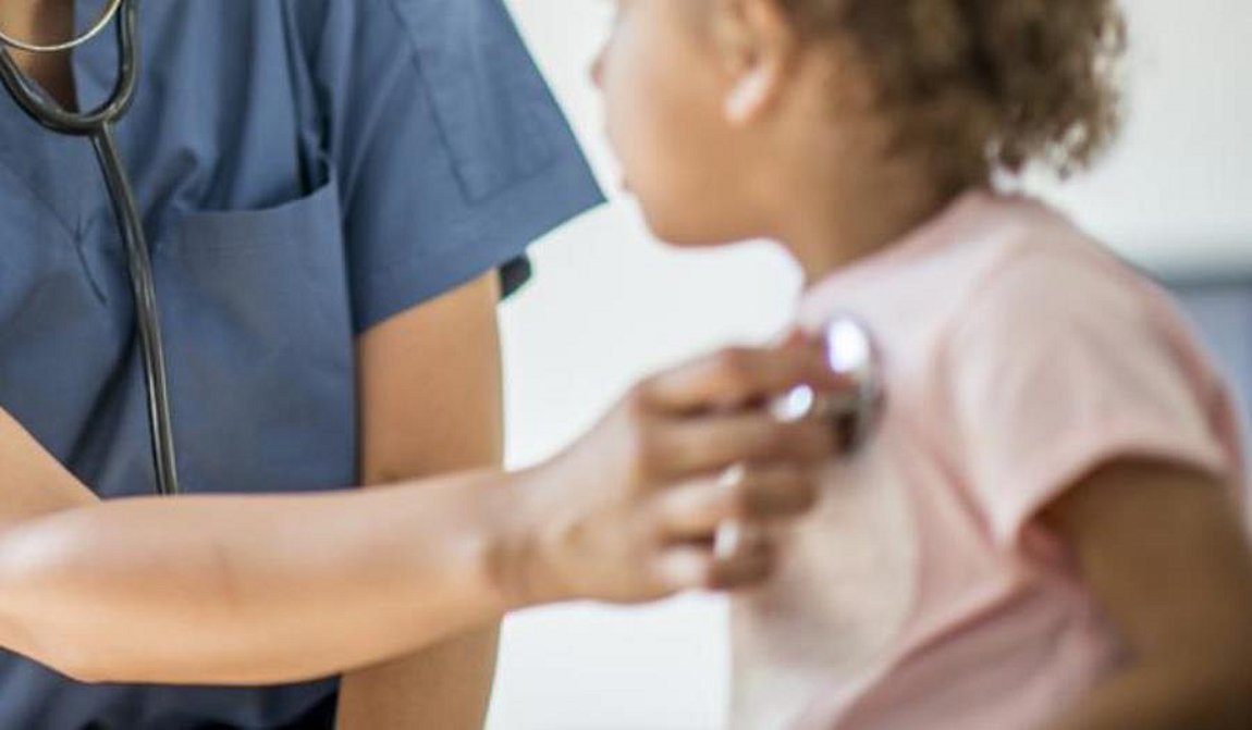 Παιδίατρος εξετάζει ένα παιδάκι για οξεία ηπατίτιδα