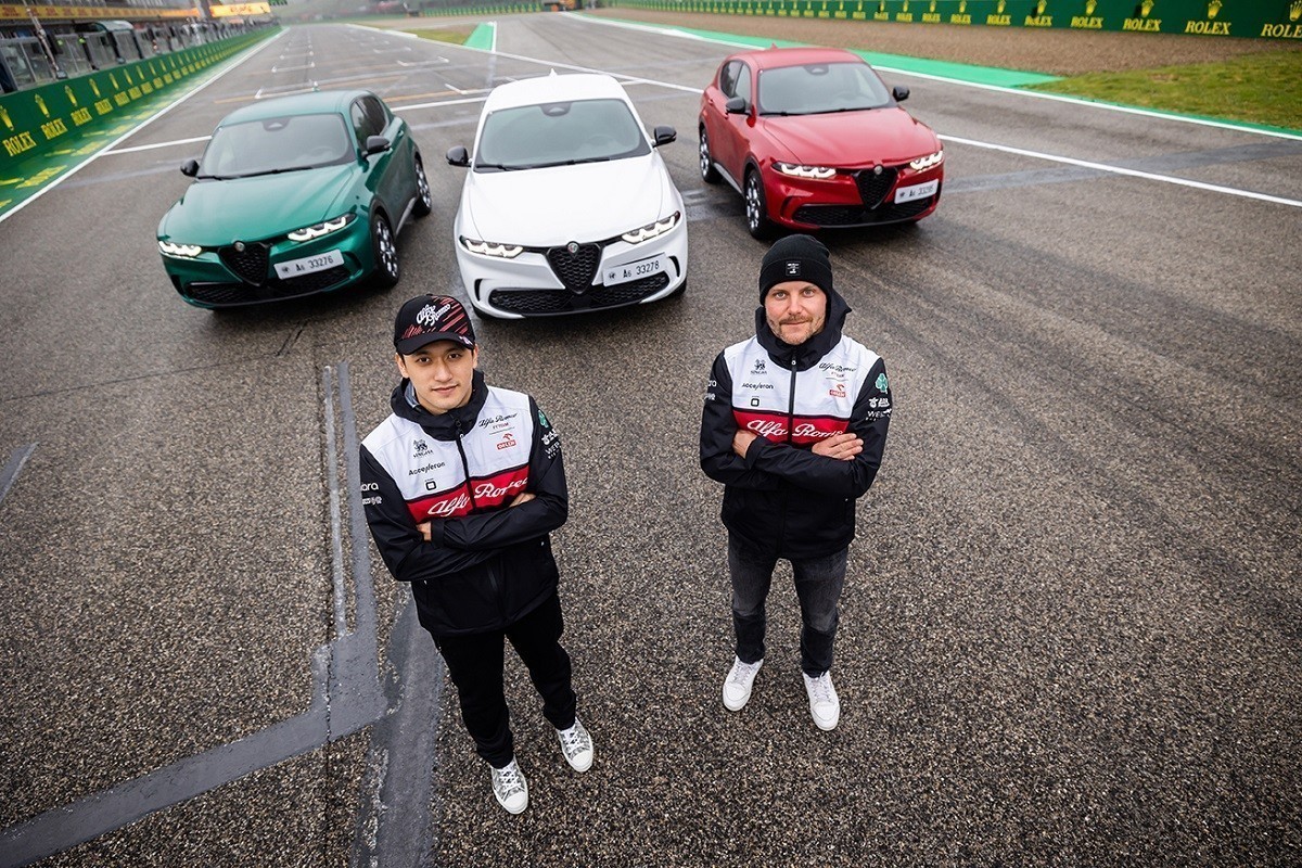 Ο Valtteri Bottas και ο Zhou Guanyu για την Alfa Romeo Tonale
