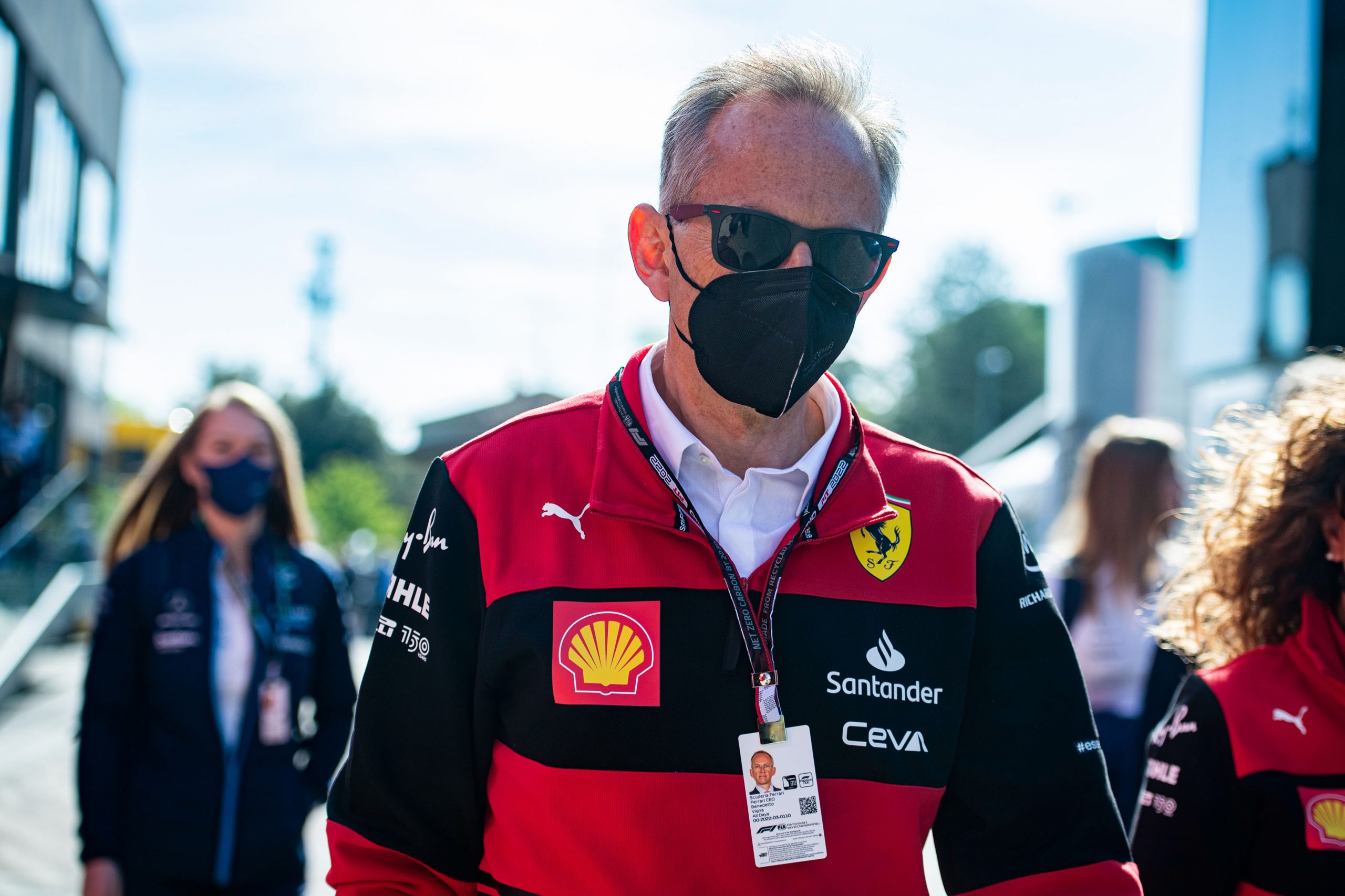 Ο ceo της Ferrari Μπενεντέτο Βίνια βρέθηκε για πρώτη φορά φέτος στα πάντοκ της ομάδας και η απογοήτευσή του ήταν διάχυτη.