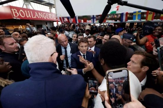 Μακρόν: Του έριξαν ντομάτες κατά τη διάρκεια εμφάνισης σε λαϊκή αγορά
