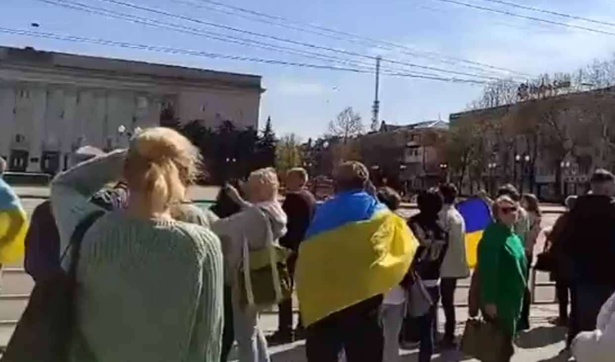 Διαδηλωτές με ουκρανική σημαία στην κατεχόμενη Χερσώνα