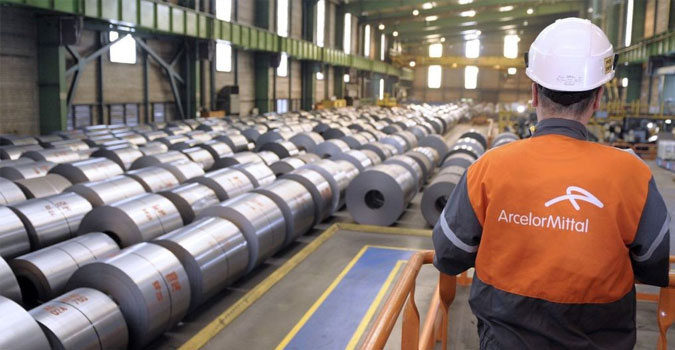 εργαζόμενος στο εργοστάσιο της ArcelorMittal