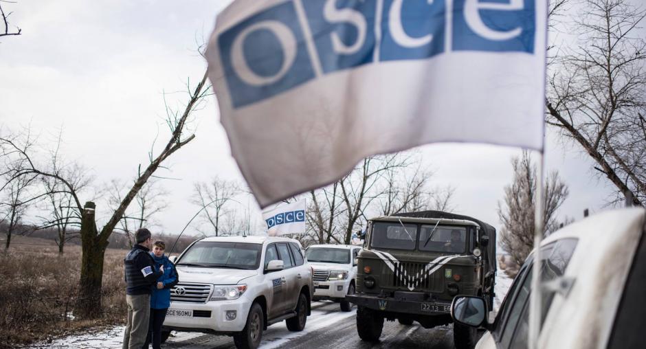 Σημαία του ΟΑΣΕ σε αυτοκίνητο που συμμετέχει σε αυτοκινητοπομπή στην Ουκρανία