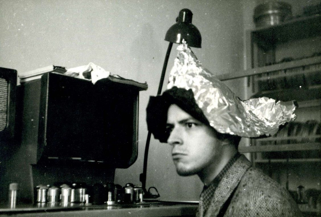 Ο Πάνος Κουτρουμπούσης στη μουβιόλα, 1961