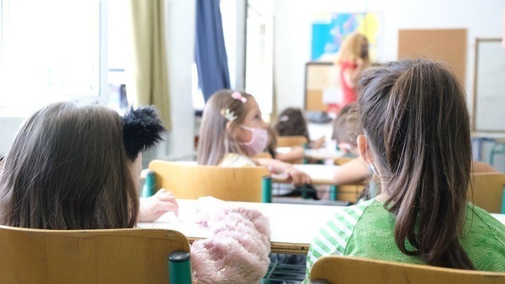 Μαθητές σε σχολική αίθουσα μετά την επιστροφή στα σχολεία από τις διακοπές του Πάσχα