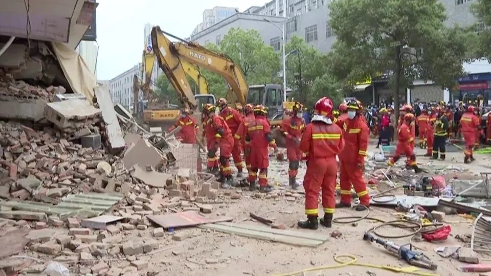 Διασώστες στο σημείο όπου κατέρρευσε η πολυκατοικία στην Κίνα