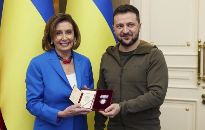 η πρόεδρος της αμερικανικής Βουλής των Αντιπροσώπων Νάνσι Πελόζι συναντήθηκε με τον Ουκρανό πρόεδρο Βολοντίμιρ Ζελένσκι