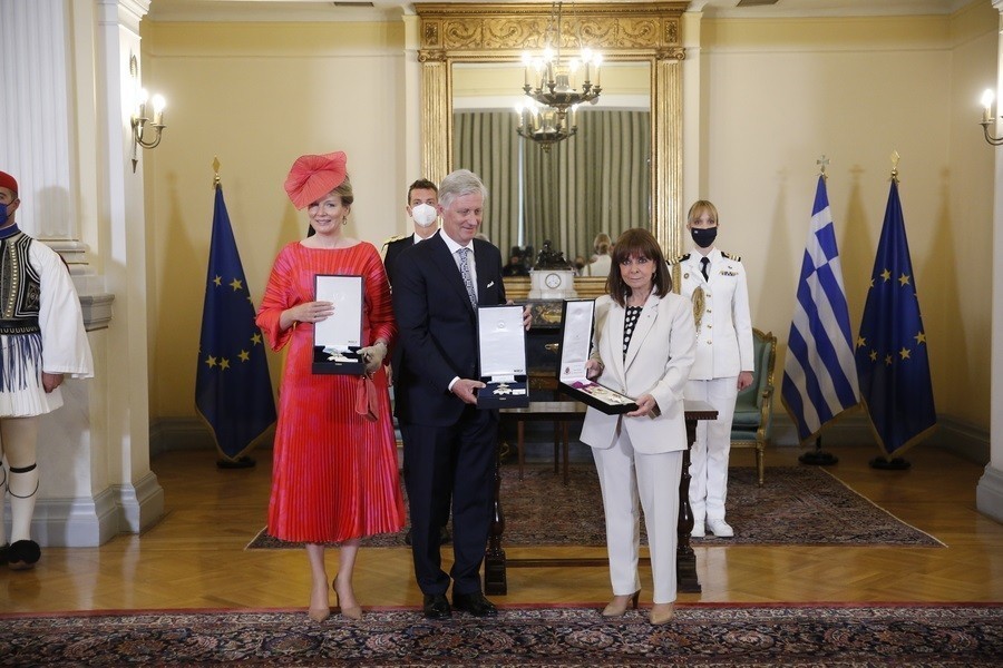 Η Πρόεδρος της Δημοκρατίας Κατερίνα Σακελλαροπούλου (Δ) παρασημοφορεί το Βασιλιά του Βελγίου Φίλιππο (Κ) και τη Βασίλισσα Ματθίλδη (Α), κατά την διάρκεια της τελετής παρασημοφόρησης στην αίθουσα διαπιστευτηρίων στο Προεδρικό Μέγαρο, Δευτέρα 2 Μαΐου 2022 ΑΠΕ ΜΠΕ / ΑΛΕΞΑΝΔΡΟΣ ΒΛΑΧΟΣ
