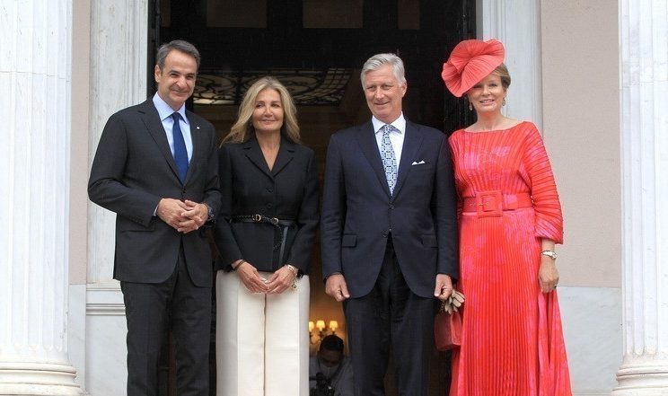 Ο πρωθυπουργός Κυριάκος Μητσοτάκης (Α) με την σύζυγό του Μαρέβα Γκραμπόφσκι – Μητσοτάκη (2Α), φωτογραφίζονται με το Βασιλιά του Βελγίου Φίλιππο (2Δ) και τη Βασίλισσα Ματθίλδη (Δ), κατά την διάρκεια της συνάντησής τους στο Μέγαρο Μαξίμου, Δευτέρα 2 Μαΐου 2022 ΑΠΕ-ΜΠΕ /ΑΠΕ ΜΠΕ/ ΑΛΕΞΑΝΔΡΟΣ ΒΛΑΧΟΣ