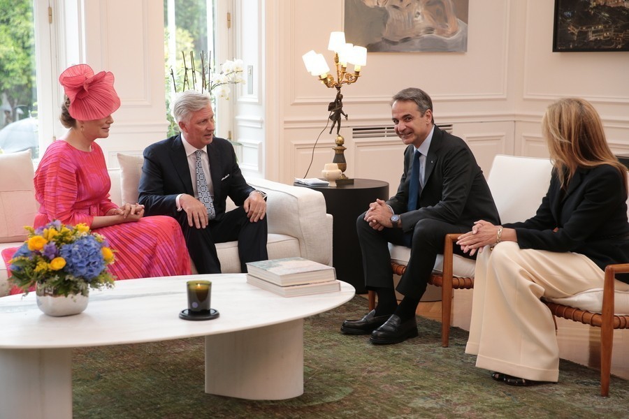 Ο πρωθυπουργός Κυριάκος Μητσοτάκης (2Δ) με την σύζυγό του Μαρέβα Γκραμπόφσκι – Μητσοτάκη (Δ), συνομιλούν με το Βασιλιά του Βελγίου Φίλιππο (2Α) και τη Βασίλισσα Ματθίλδη (Α), κατά την διάρκεια της συνάντησής τους στο Μέγαρο Μαξίμου, Δευτέρα 2 Μαΐου 2022 ΑΠΕ ΜΠΕ/ ΓΙΩΡΓΟΣ ΒΙΤΣΑΡΑΣ