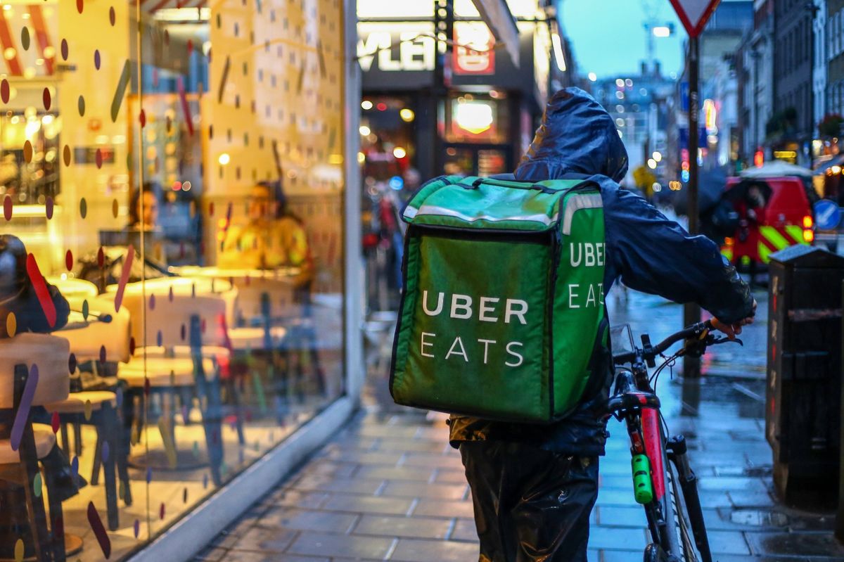 Υπάλληλος του δικτύου ταχυμεταφορών Uber Eats