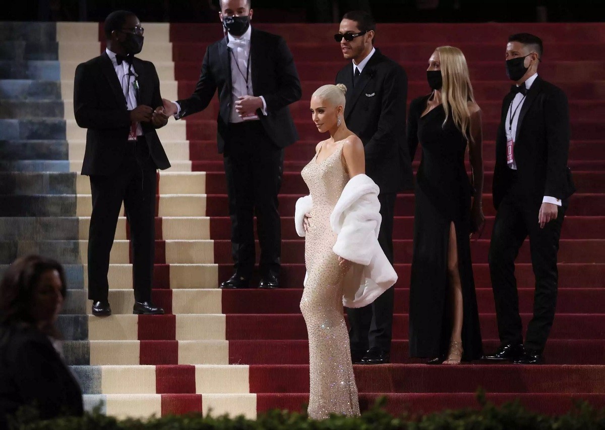 Η Κιμ Καρντάσιαν στο Met Gala, φορώντας το φόρεμα της Μέριλιν Μονρόε