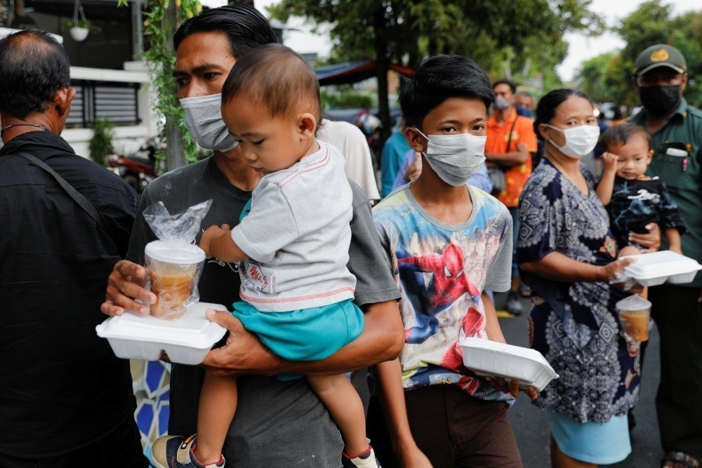 Παιδιά στην Ινδονησία κατευθύνονται στο νοσοκομείο