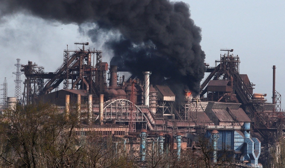 Καπνός υψώνεται πάνω από ένα εργοστάσιο της χαλυβουργίας Azovstal στη Μαριούπολη.