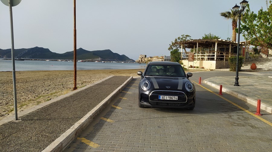 Το Mini στην παραλία της Μεθώνης με φόντο το κάστρο.
