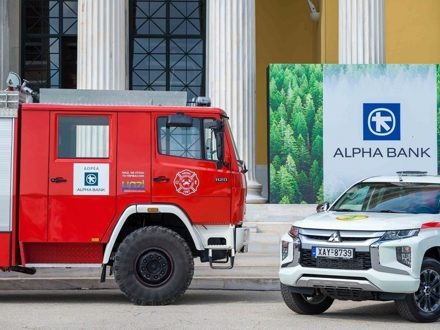 Φωτογραφία των οχημάτων που παραδόθηκαν από την Alpha Bank σε Συλλόγους Εθελοντών Δασοπυροσβεστών της Εύβοιας, της Πελοποννήσου και της Αττικής.