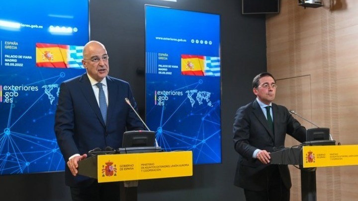 ο υπουργός Εξωτερικών Νίκος Δένδιας σε κοινές δηλώσεις με τον Ισπανό ομόλογό του, Χοσέ Μανουέλ Αλμπάρες