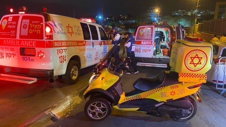 οχήματα των πρώτων βοηθειών στο Ισραήλ, μετά από επίθεση στην πόλη Ελαντ