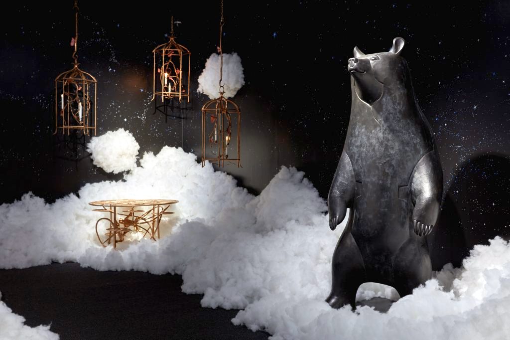 Η αρκούδα Φρανσουά-Ξαβιέ και τα τραπέζια της Κλοντ Λανάν στην έκθεση