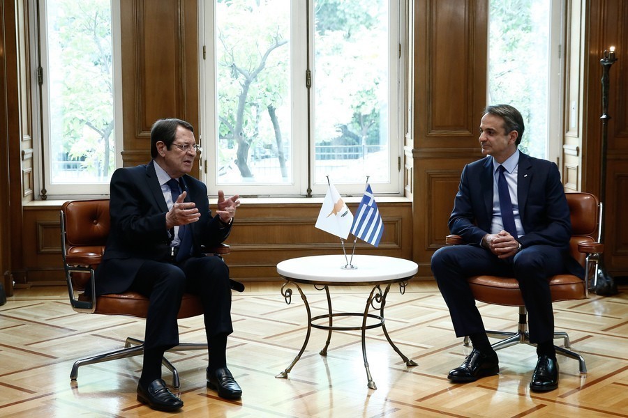Ο πρωθυπουργός Κυριάκος Μητσοτάκης συνομιλεί με τον Πρόεδρο της Κύπρου Νίκο Αναστασιάδη, κατά τη διάρκεια της συνάντησής τους στο Μέγαρο Μαξίμου (ΑΠΕ-ΜΠΕ)