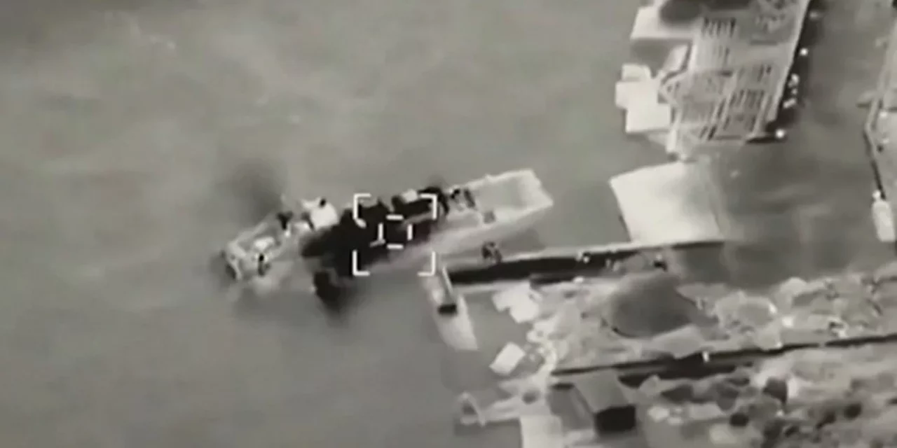 Η στιγμή του πλήγματος στο ρωσικό αποβατικό από ουκρανικό drone
