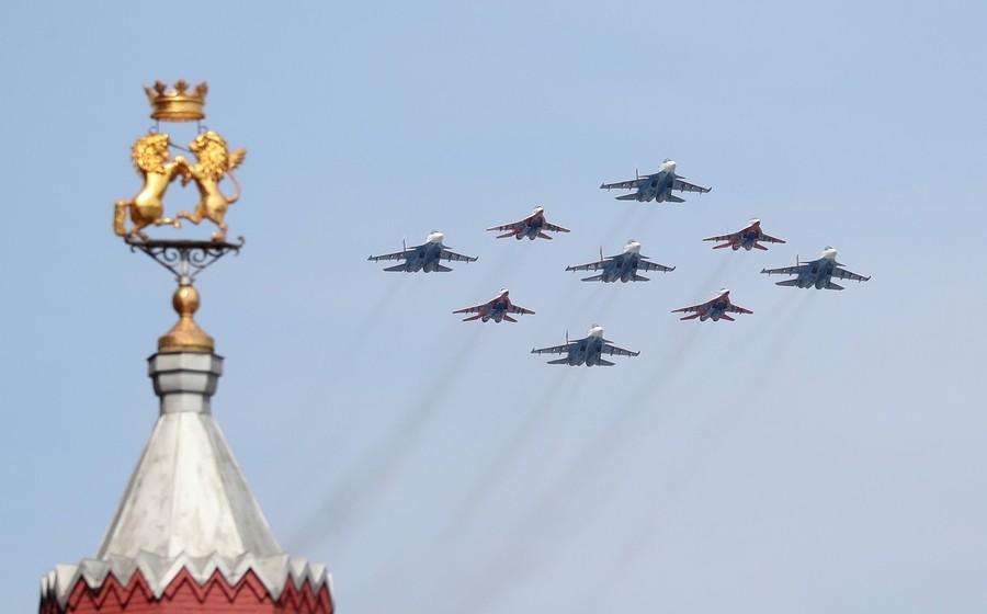 Σμήνος από MiG-29 και Sukhoi SU-30SM πάνω από τη Μόσχα