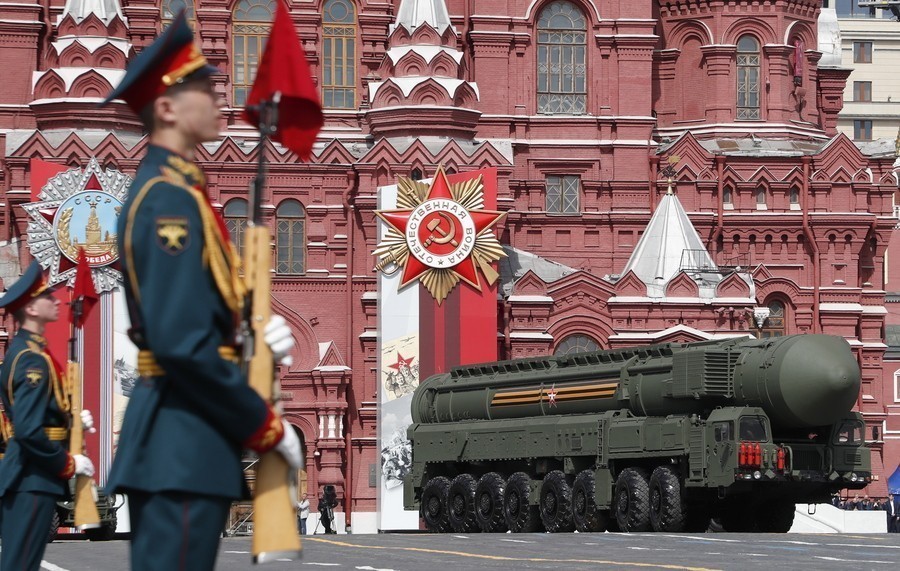 Ένας ρωσικός διηπειρωτικός βαλλιστικός πύραυλος στις πρόβες για την στρατιωτική παρέλαση της Ημέρας της Νίκης στη Μόσχα (EPA/MAXIM SHIPENKOV)