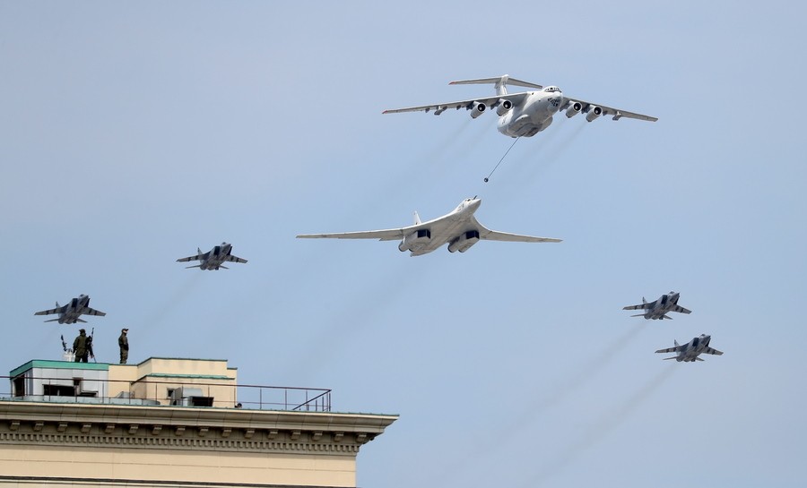 Ένα βομβαρδιστικό Tu-160, ένα Ilyushin Il-78 και αεροσκάφη MiG-31BM  στις πρόβες για την παρέλαση της Ημέρας της Νίκης στη Ρωσία (EPA/MAXIM SHIPENKOV)