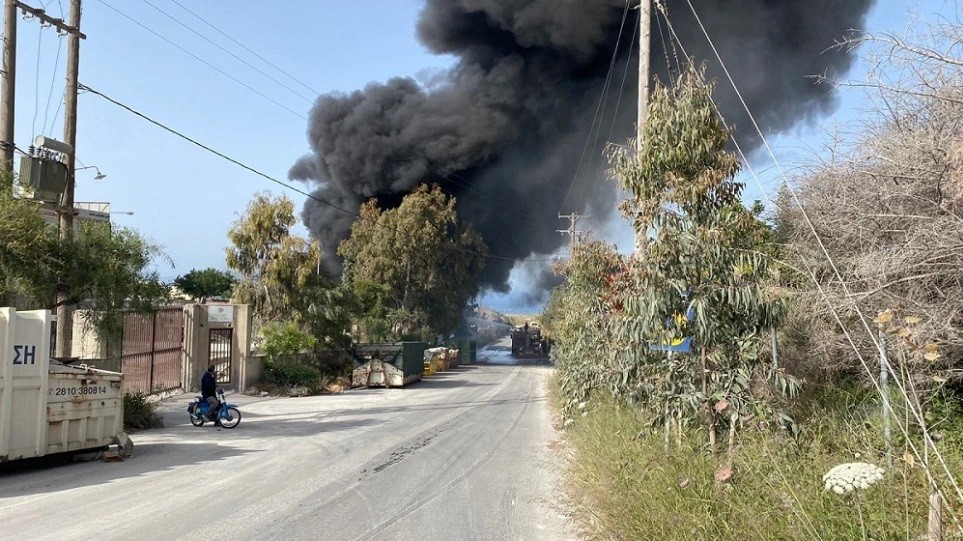 πυκνοί καπνοί από πυρκαγιά στη βιομηχανική περιοχή Ηρακλείου