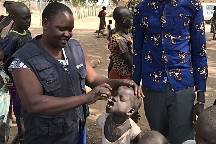 Ιατρίκό προσωπικό φροντίζει παιδιά στο Νότιο Σουδάν σε δράσεις κατά της χολέρας