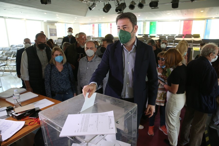Ο Νίκος Ανδρουλάκης ψηφίζει για το όνομα του κόμματος