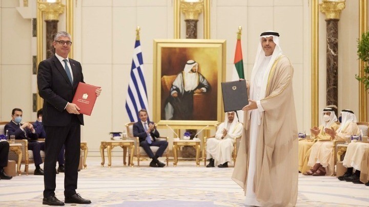 Ο Ιωάννης Τσακίρης, υφυπουργός Ανάπτυξης και Επενδύσεων και ο Μοχάμεντ Χασάν Αλσαγουάντι, διευθύνοντας σύμβουλος της ADQ στην υπογραφή συμφωνίας μεταξύ Ελλάδας και Ηνωμένων Αραβικών Εμιράτων