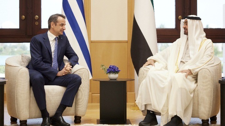 Ο Κυριάκος Μητσοτάκης συνομιλεί με τον Mohamed bin Zayed Al Nahyan