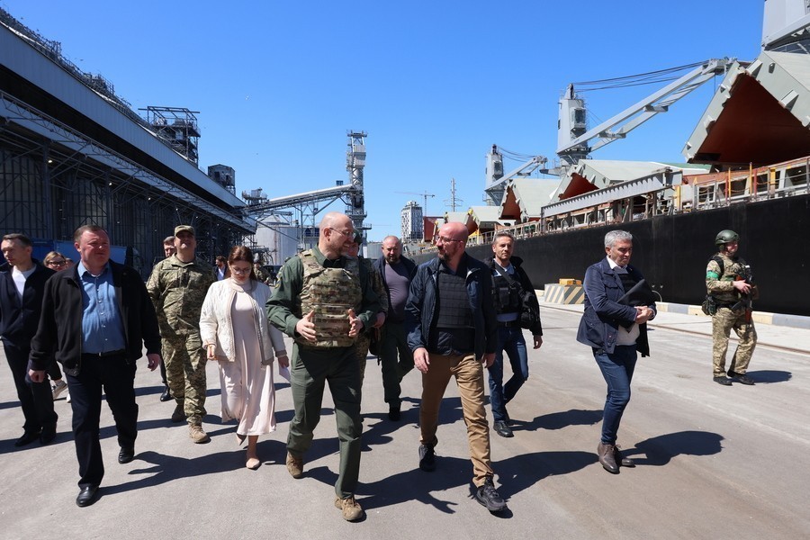 O Σαρλ Μισέλ κατά την επίσκεψή του στην Οδησσό. περπατά μαζί με τον Ουκρανό πρωθυπουργό και συνοδεία άλλων ατόμων στο λιμάνι της πόλης